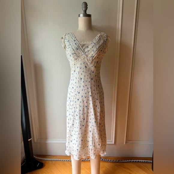The prettiest floral dress! Has a detachable slip, and cute lace details! - Picture 1 of 4